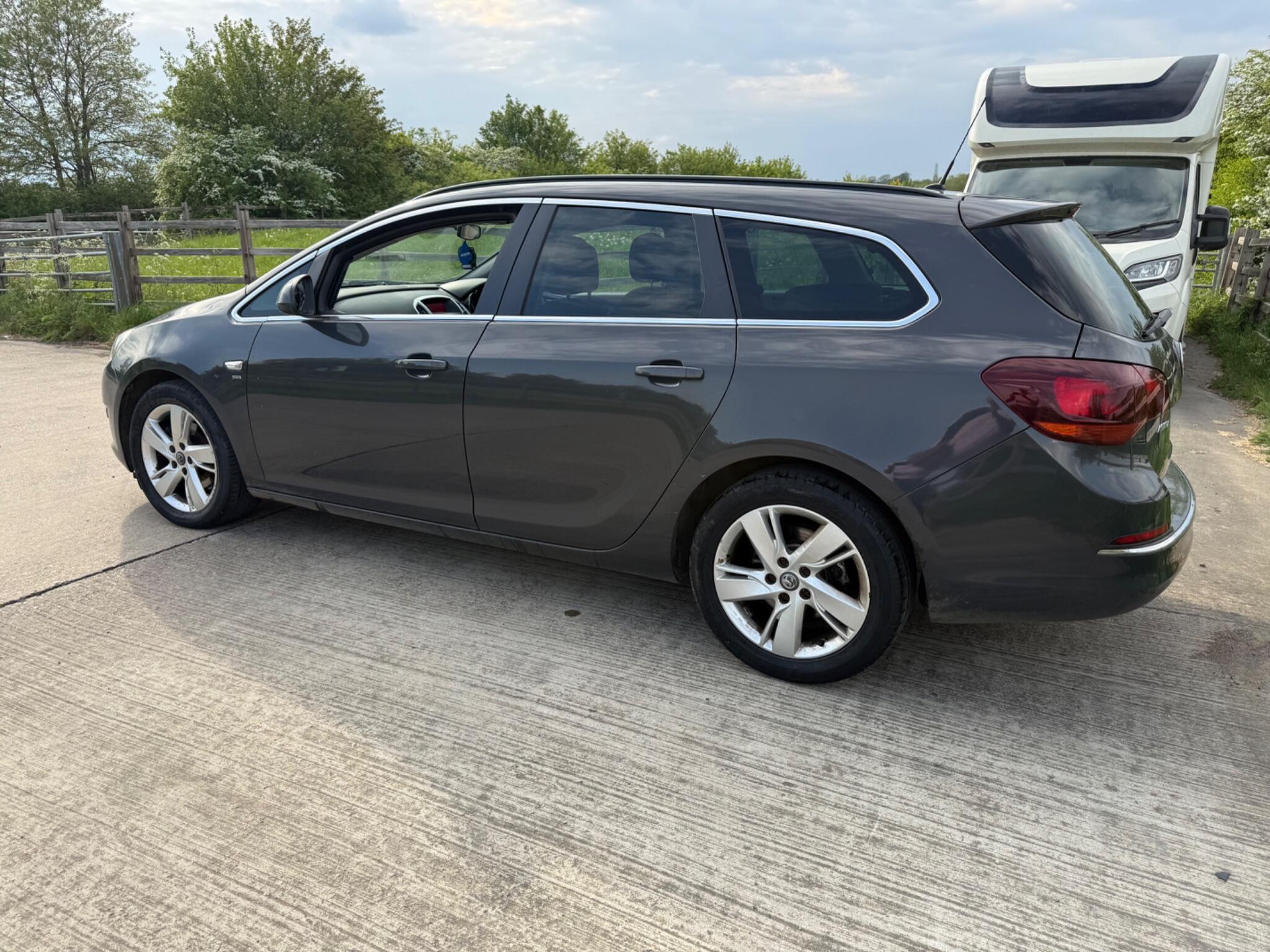 Vauxhall Astra 1.7 CDTi ecoFLEX SRi Sports Tourer Euro 5 5dr — photo 64 of 86